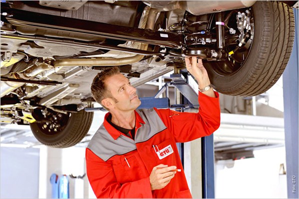 Hauptuntersuchung Auto bei einer Hauptuntersuchung